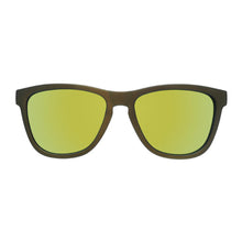 Óculos de sol amarelo cromado unissex com armação quadrada e lente amarela espelhada, polarizada com proteção UV400. O acessório é leve, confortável e não escorrega ou pula no rosto ao realizar esportes.