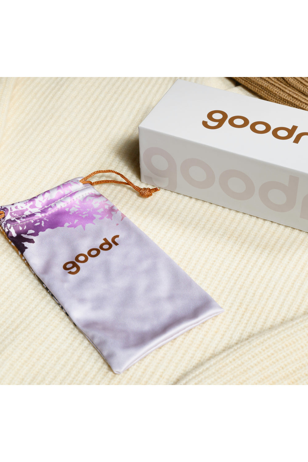 Embalagem do óculos de sol SPORTBR Goodr Darkwood Coffee Ritual com case flanelado.