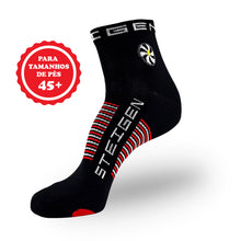 Meia corrida preta, cano alto e tamanho 45+ . A meia é sem costura, anti-bolha e confortável.