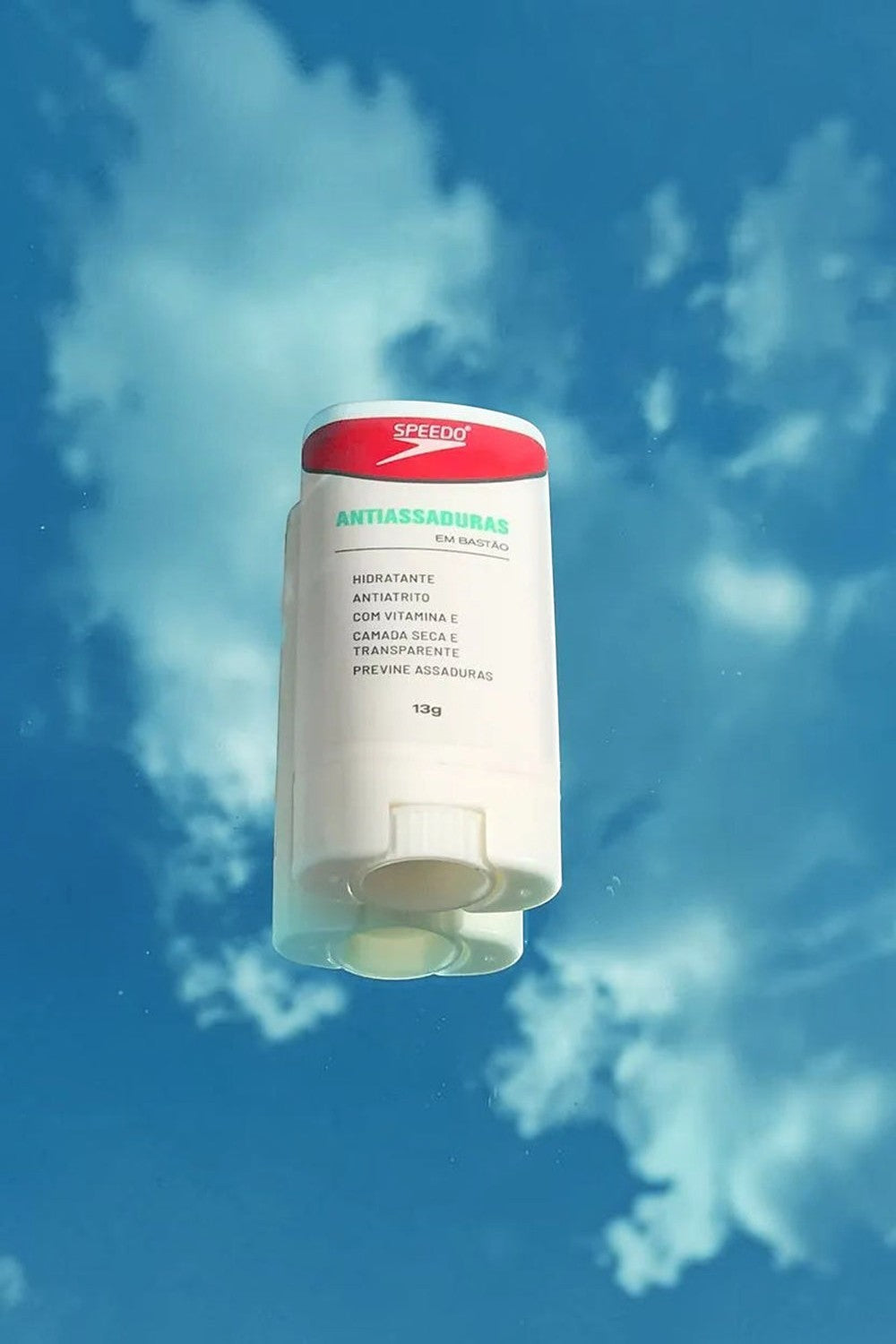 Bastão antiassaduras Speedo da SPORTBR, hidratante com vitamina E para proteção contra atrito em fundo azul.
