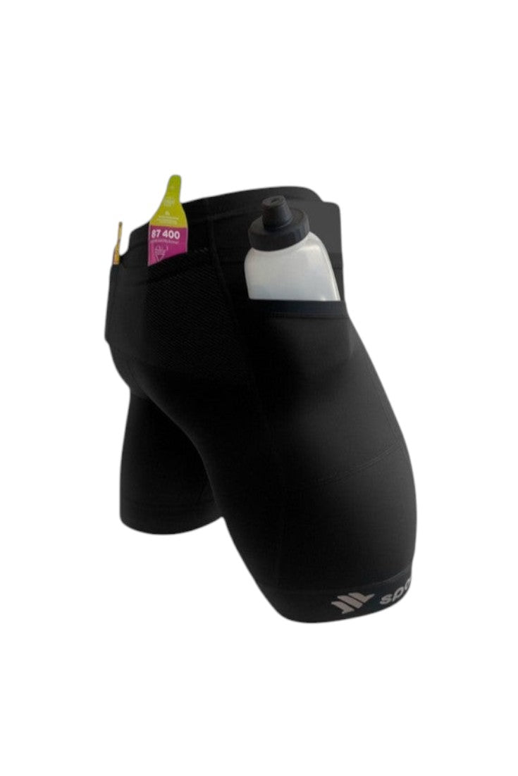 Bermuda de compressão preta SPORTBR com bolsos laterais carregando garrafa de água e gel de carboidrato para corrida