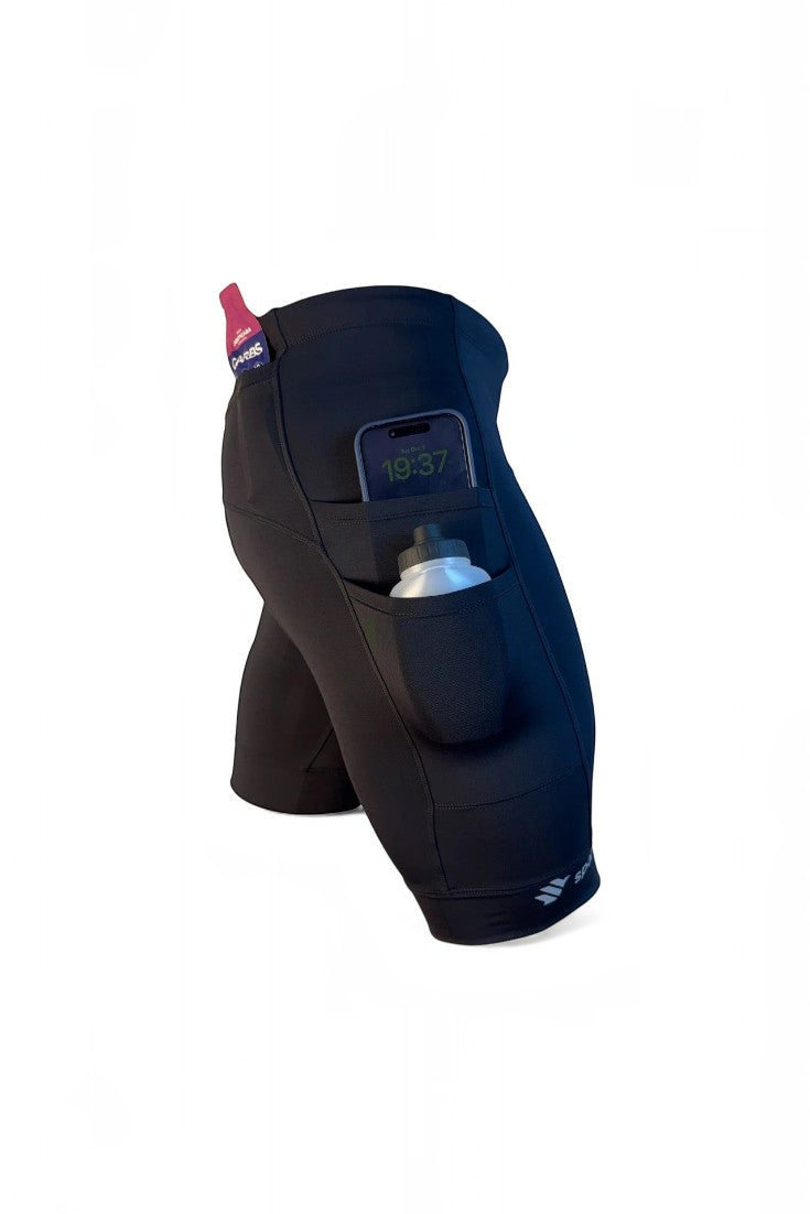 Bermuda de compressão preta SPORTBR com 7 bolsos estratégicos, carregando celular, garrafa e gel de carboidrato.