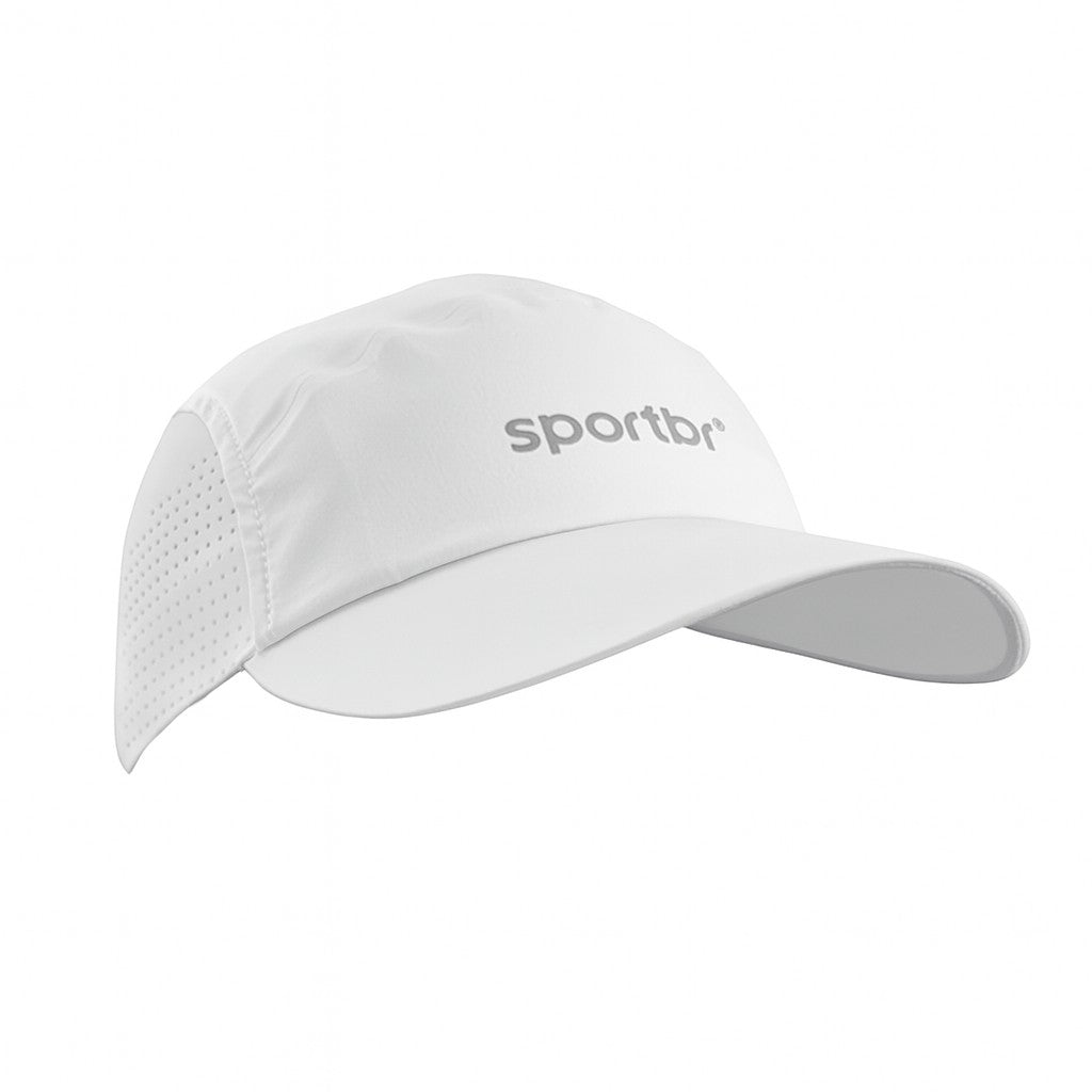 Boné de corrida branco SPORTBR com logo discreto, painel lateral perfurado para ventilação e aba flexível.