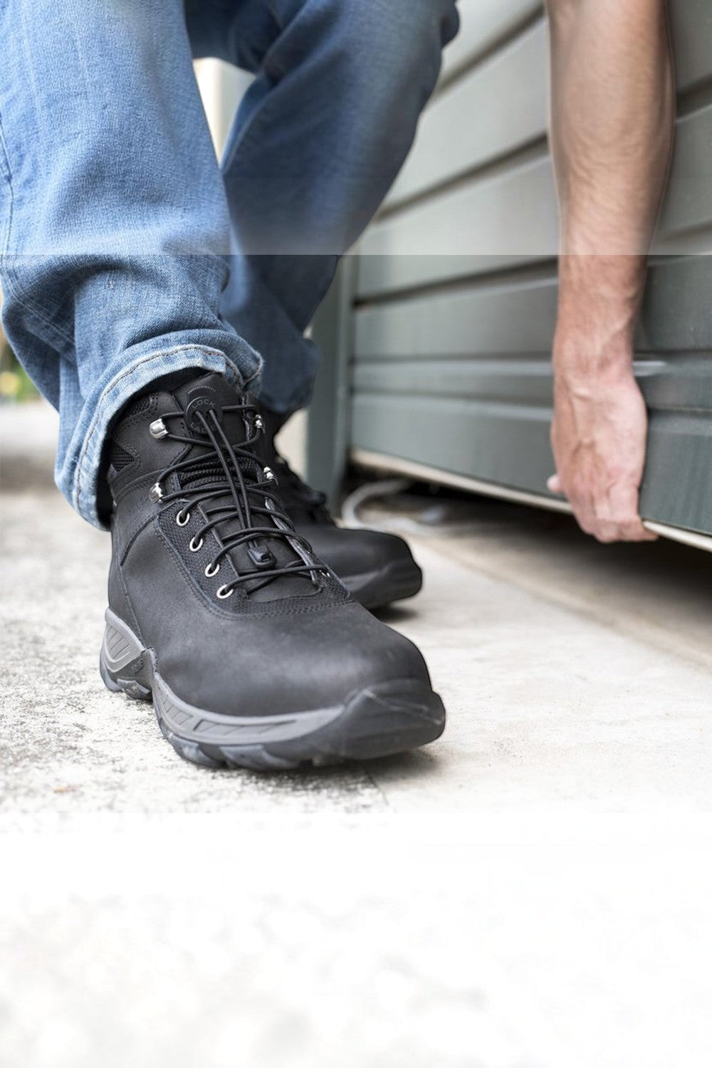Cadarço elástico preto SPORTBR Lock Laces instalado em bota de trabalho, proporcionando ajuste prático e seguro