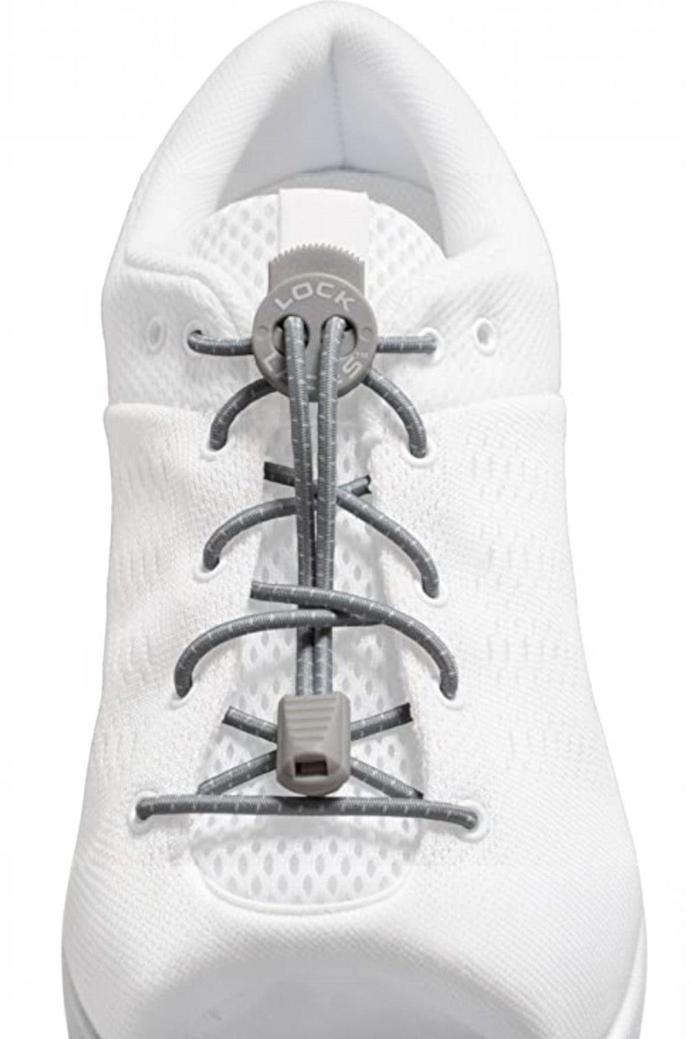 Cadarço elástico cinza SPORTBR Lock Laces instalado em tênis branco, com sistema de travamento ajustável.
