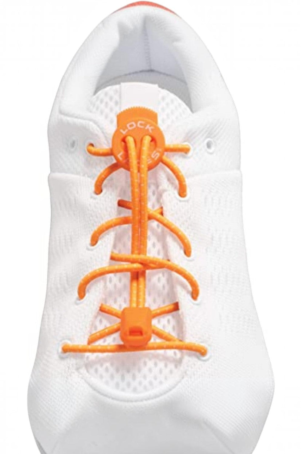 Cadarço elástico laranja SPORTBR instalado em tênis branco, com sistema de travamento ajustável para corrida.