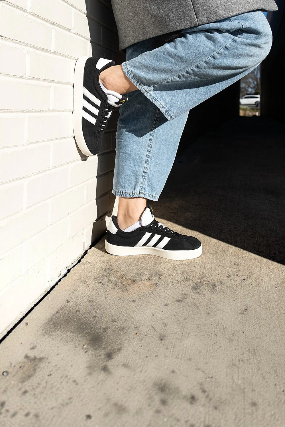 Cadarço elástico SPORTBR Lock Laces FLAT preto instalado em tênis casual preto e branco com solado de borracha