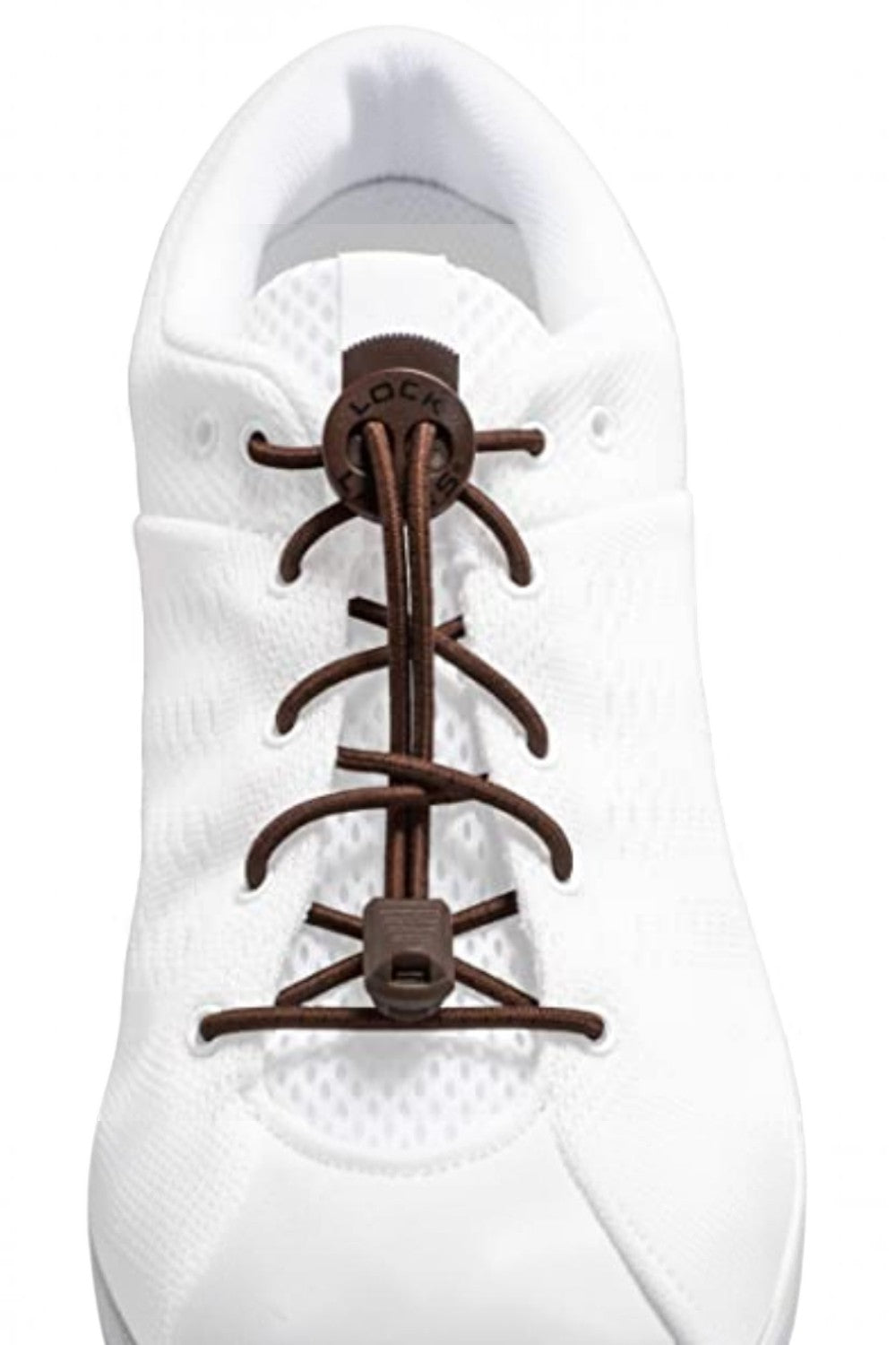 Cadarço elástico marrom SPORTBR Lock Laces instalado em tênis branco, com sistema de travamento ajustável.