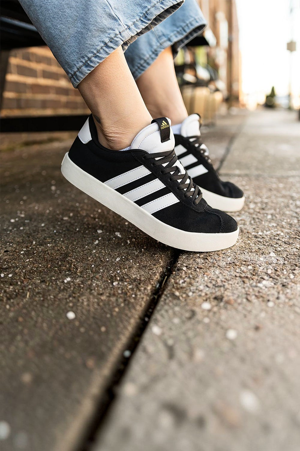 Cadarço elástico SPORTBR Lock Laces FLAT preto instalado em tênis casual preto e branco para ajuste prático