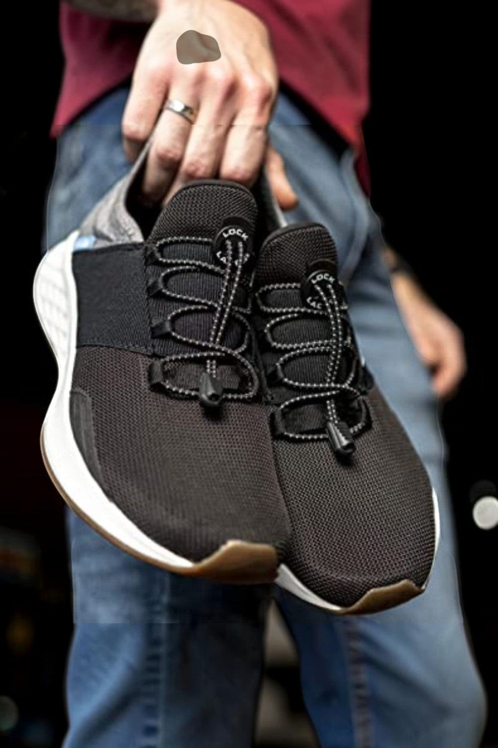 Cadarço elástico preto SPORTBR Lock Laces instalado em tênis de corrida com sistema de ajuste rápido e refletivo