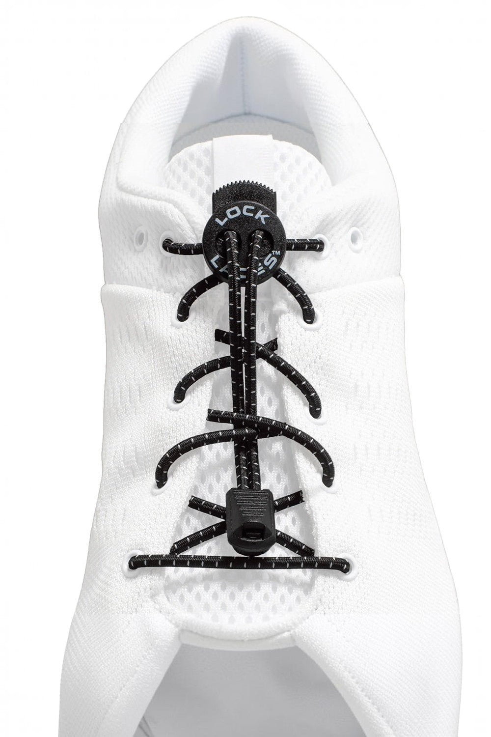 Cadarço elástico SPORTBR Lock Laces preto refletivo instalado em tênis branco para ajuste rápido e prático
