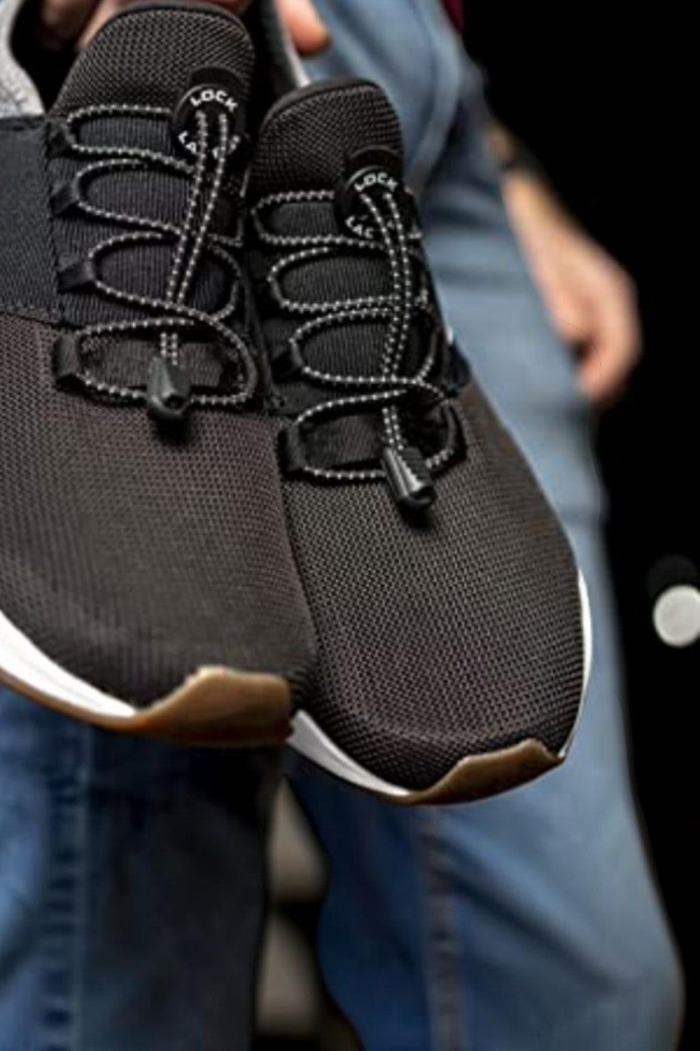 Cadarço elástico preto SPORTBR Lock Laces instalado em tênis esportivo, com sistema de ajuste rápido e refletivo.