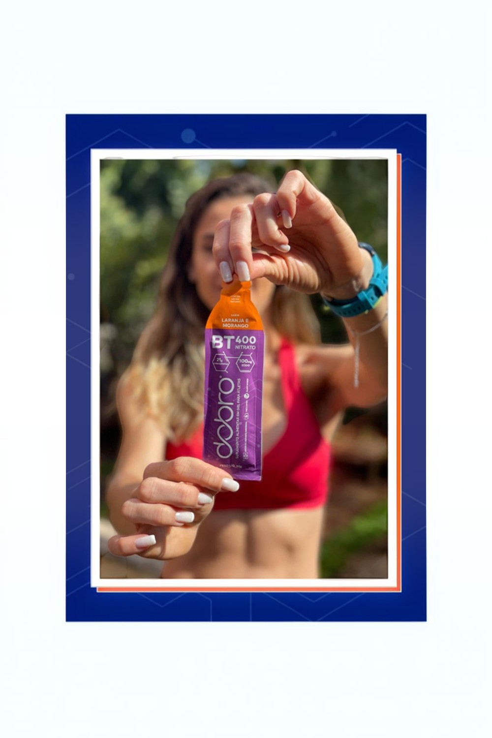 Atleta segurando sachê de gel de carboidrato SPORTBR Dobro BT Nitrato sabor laranja com morango para performance