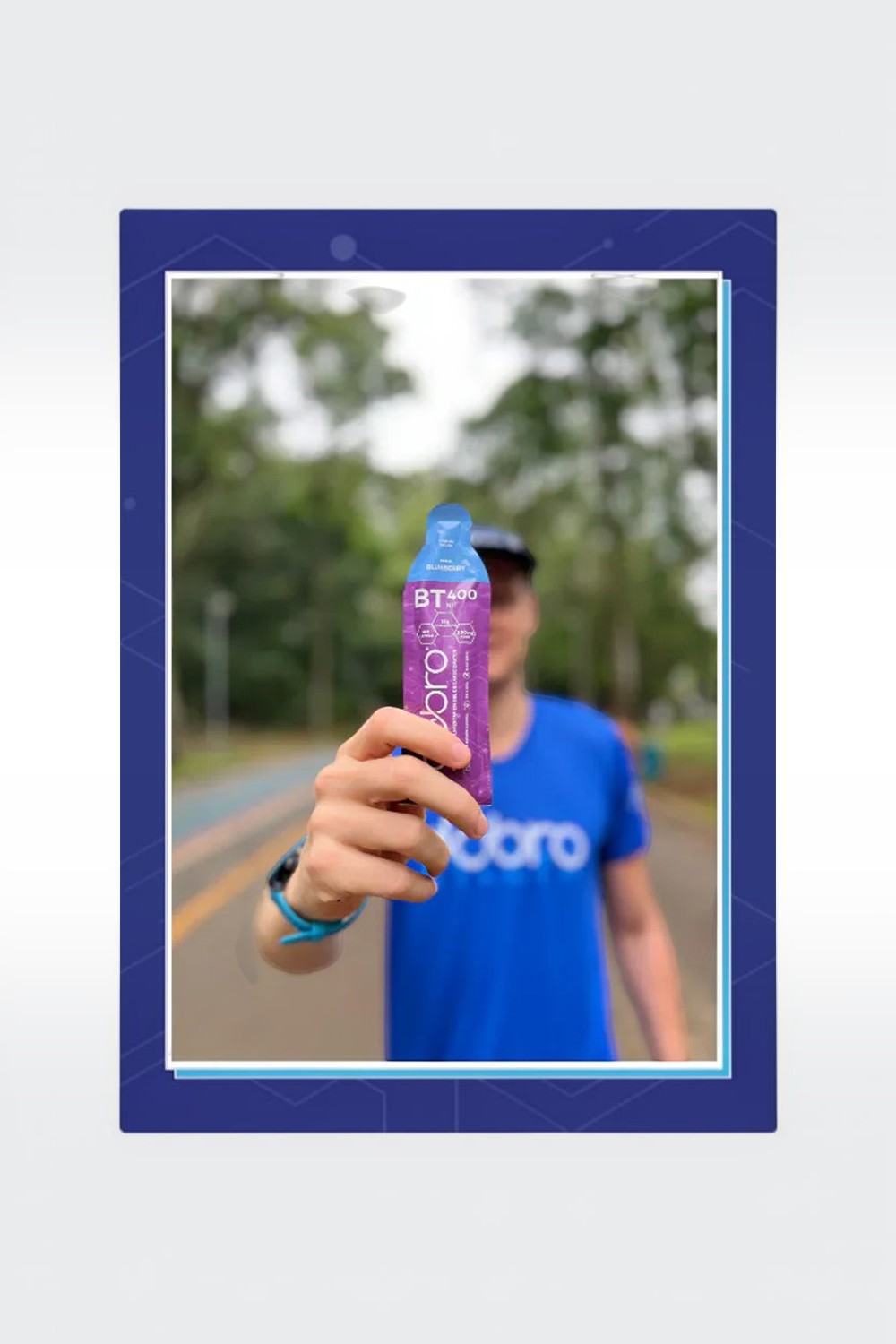 Atleta segurando sachê de gel de carboidrato SPORTBR BT Nitrato sabor blueberry em treino ao ar livre