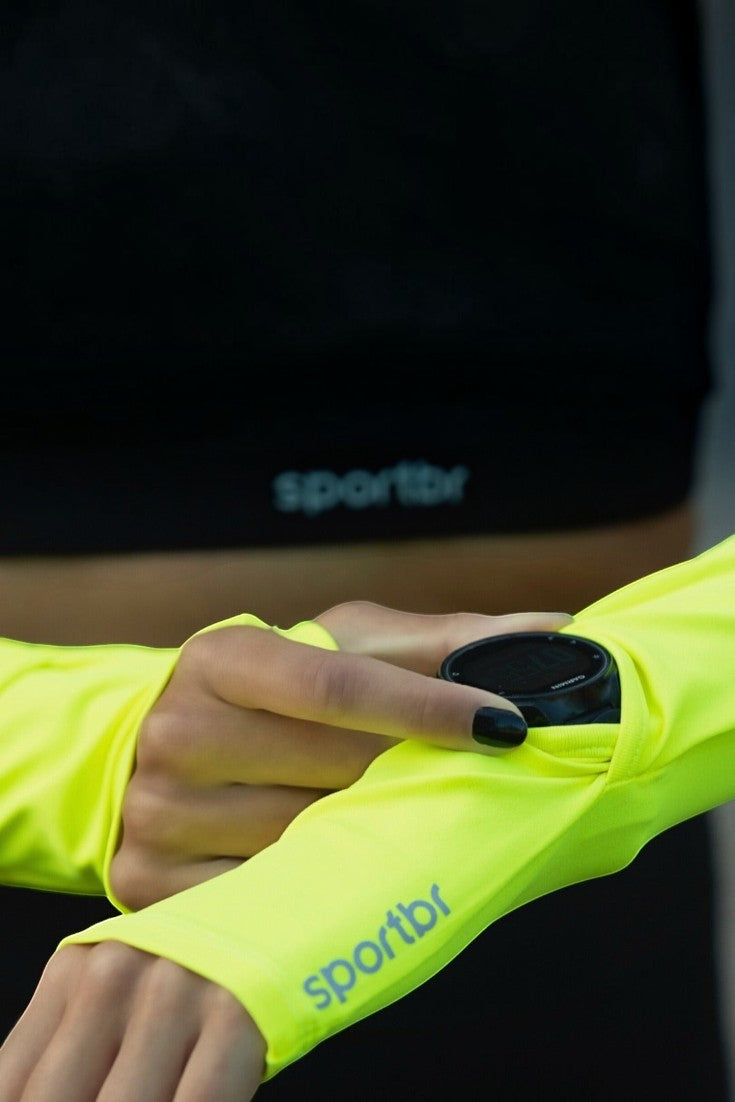 Manguito esportivo SPORTBR amarelo neon com abertura para relógio, detalhe refletivo e ajuste no pulso.