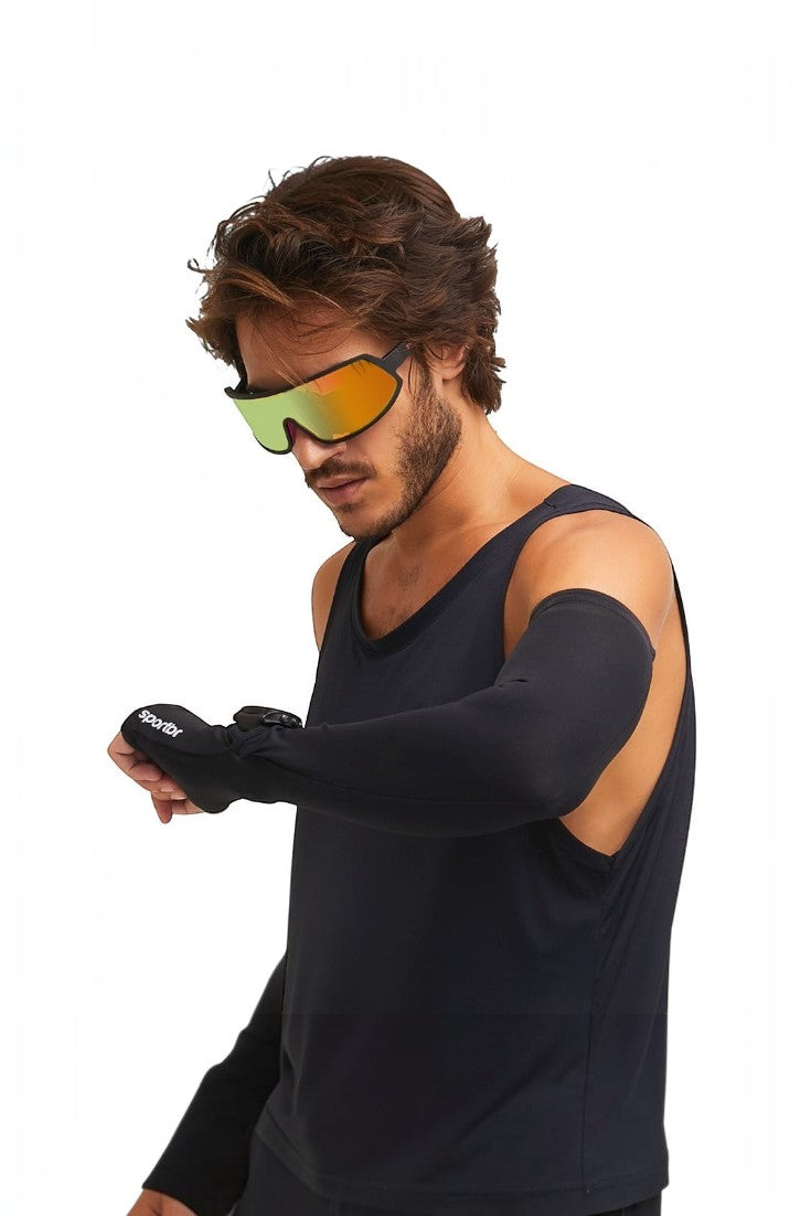 Homem usando manguito esportivo preto SPORTBR com abertura para relógio, óculos espelhados e regata preta.