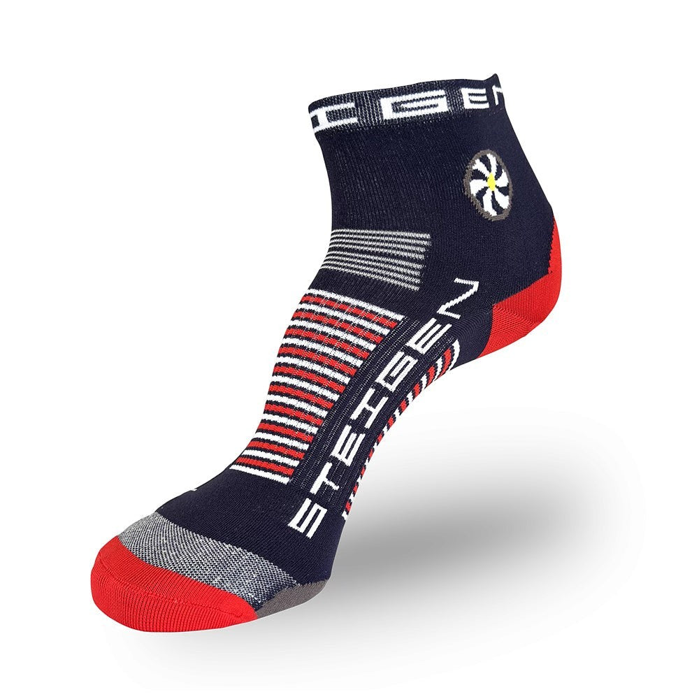 Meia Steigen cano baixo azul marinho com detalhes em vermelho e branco, ideal para corrida.