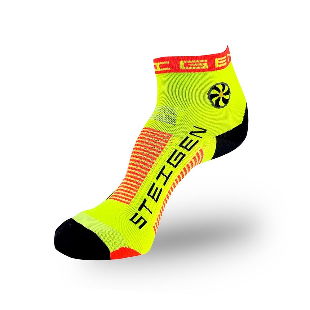 Meia cano baixo Steigen Fluro Yellow com detalhes em laranja e preto, ideal para corrida e esportes.