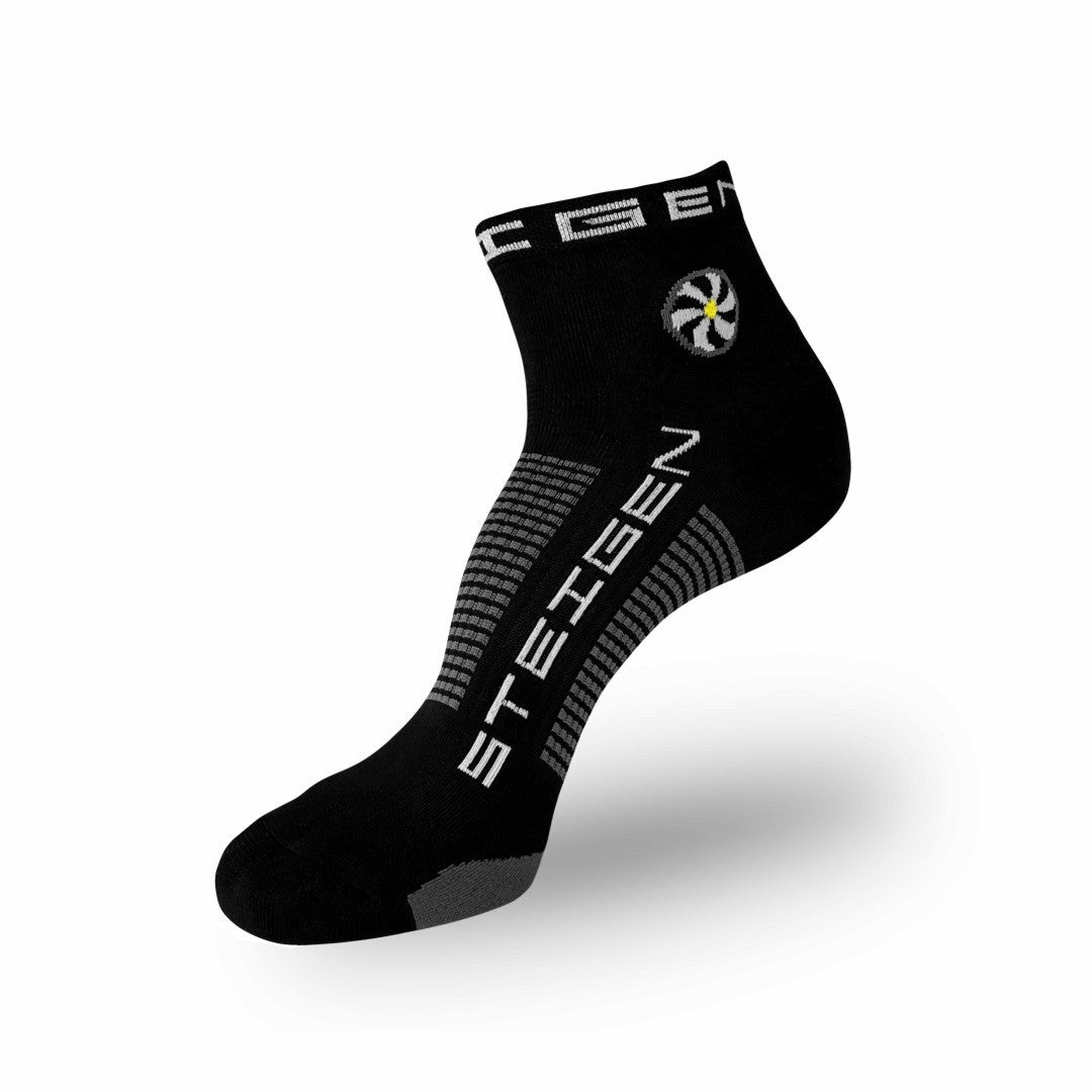 Meia Steigen cano baixo preta com logo e detalhes em cinza. Feita de nylon e lycra.