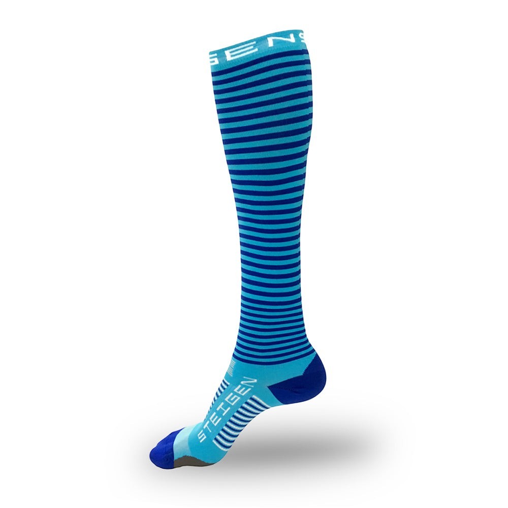 Meia cano inteiro listrada azul e azul claro da SPORTBR, com tecnologia anti-bolhas e tecido respirável.