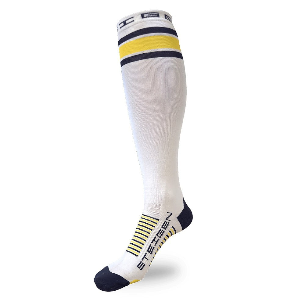 Meia cano inteiro branca da SPORTBR com listras amarelas e azuis no topo e detalhes da marca.