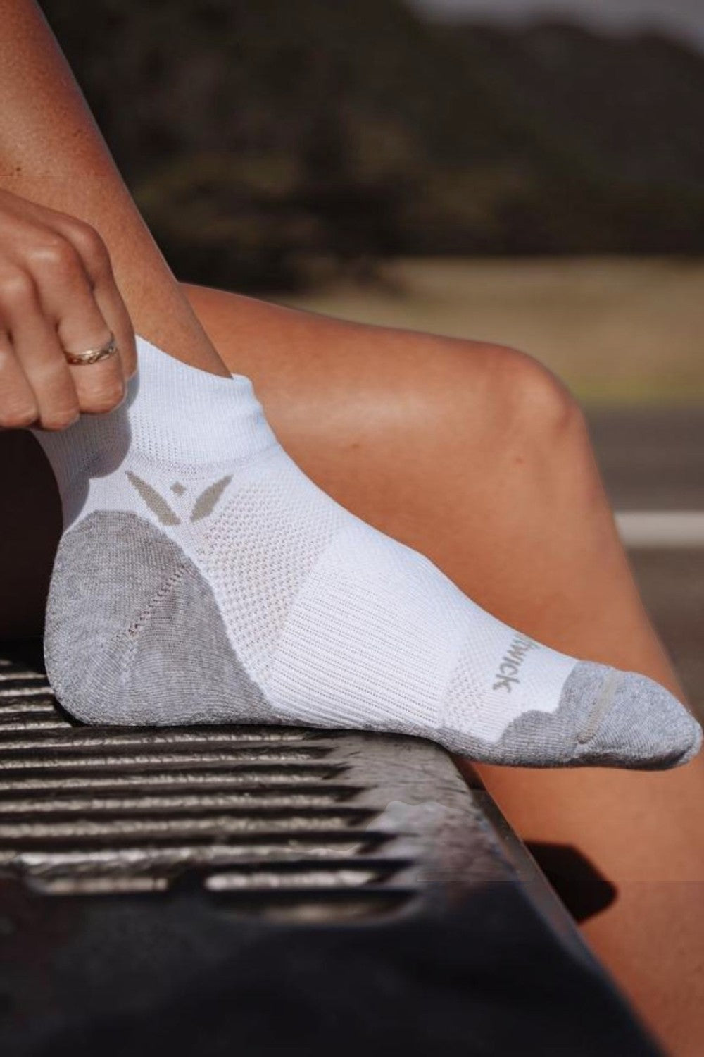 Meia de corrida branca SPORTBR Swiftwick Maxus de cano baixo com amortecimento cinza no calcanhar e na ponta