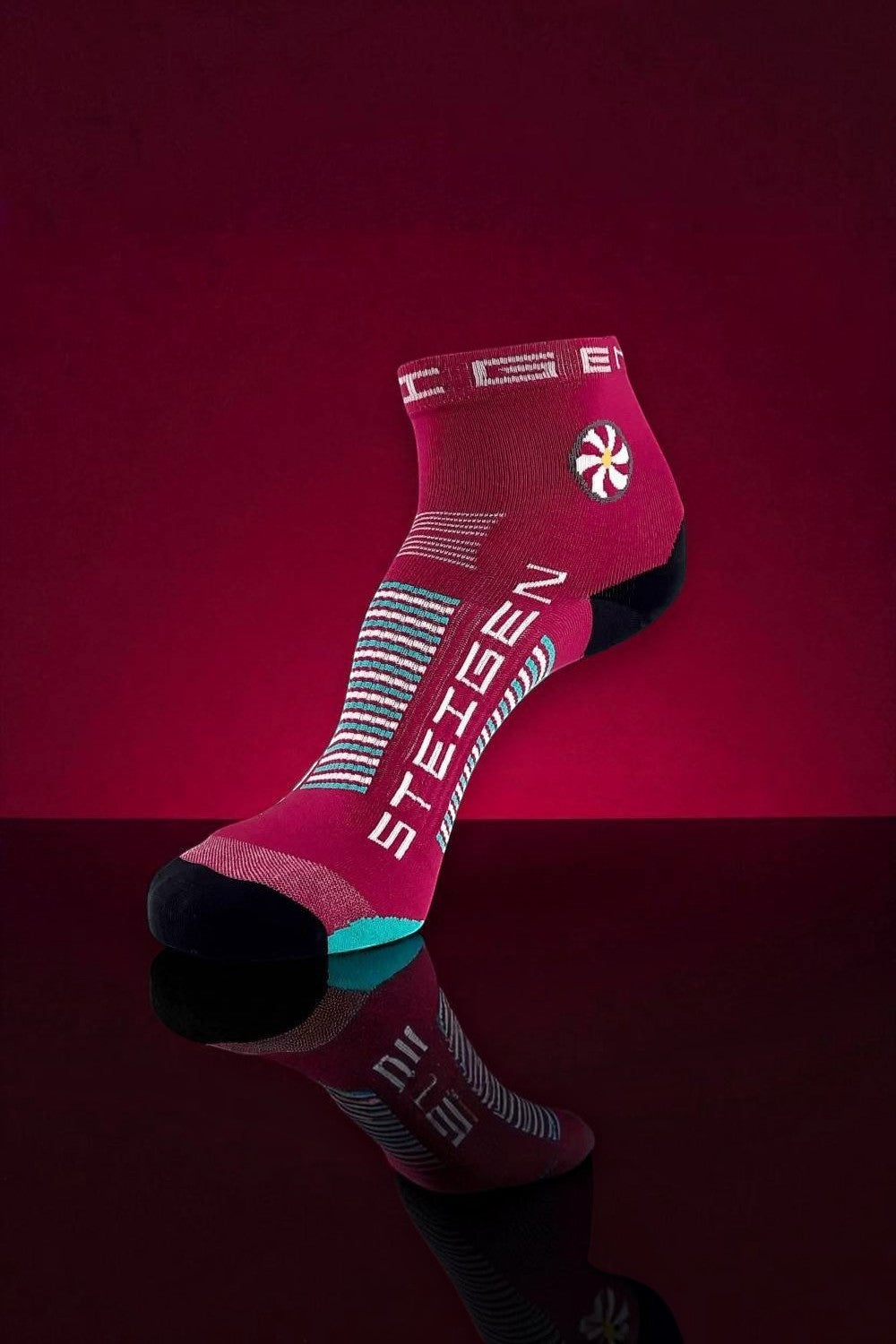 Meia de corrida SPORTBR Steigen cano baixo na cor burgundy com detalhes técnicos e logo da marca em fundo escuro.