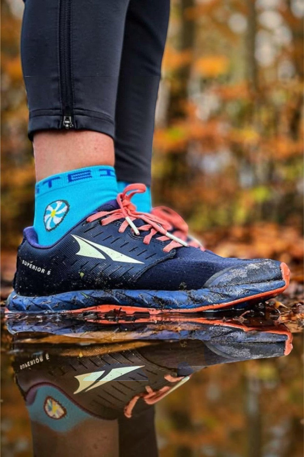 Meia de corrida SPORTBR Steigen cano baixo azul em pé de corredor com tênis esportivo em ambiente externo