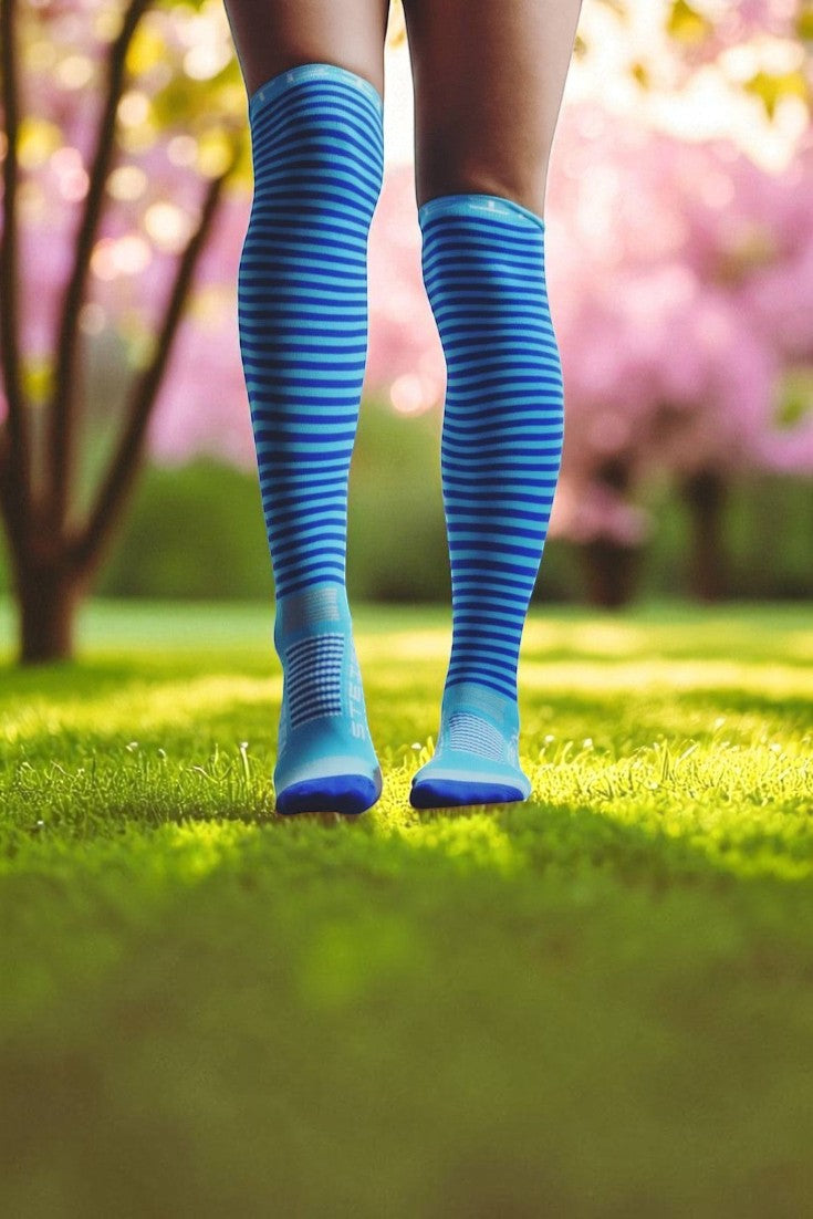 Meia esportiva de cano inteiro SPORTBR na cor azul Blueberry com listras, ideal para corrida e alta performance.