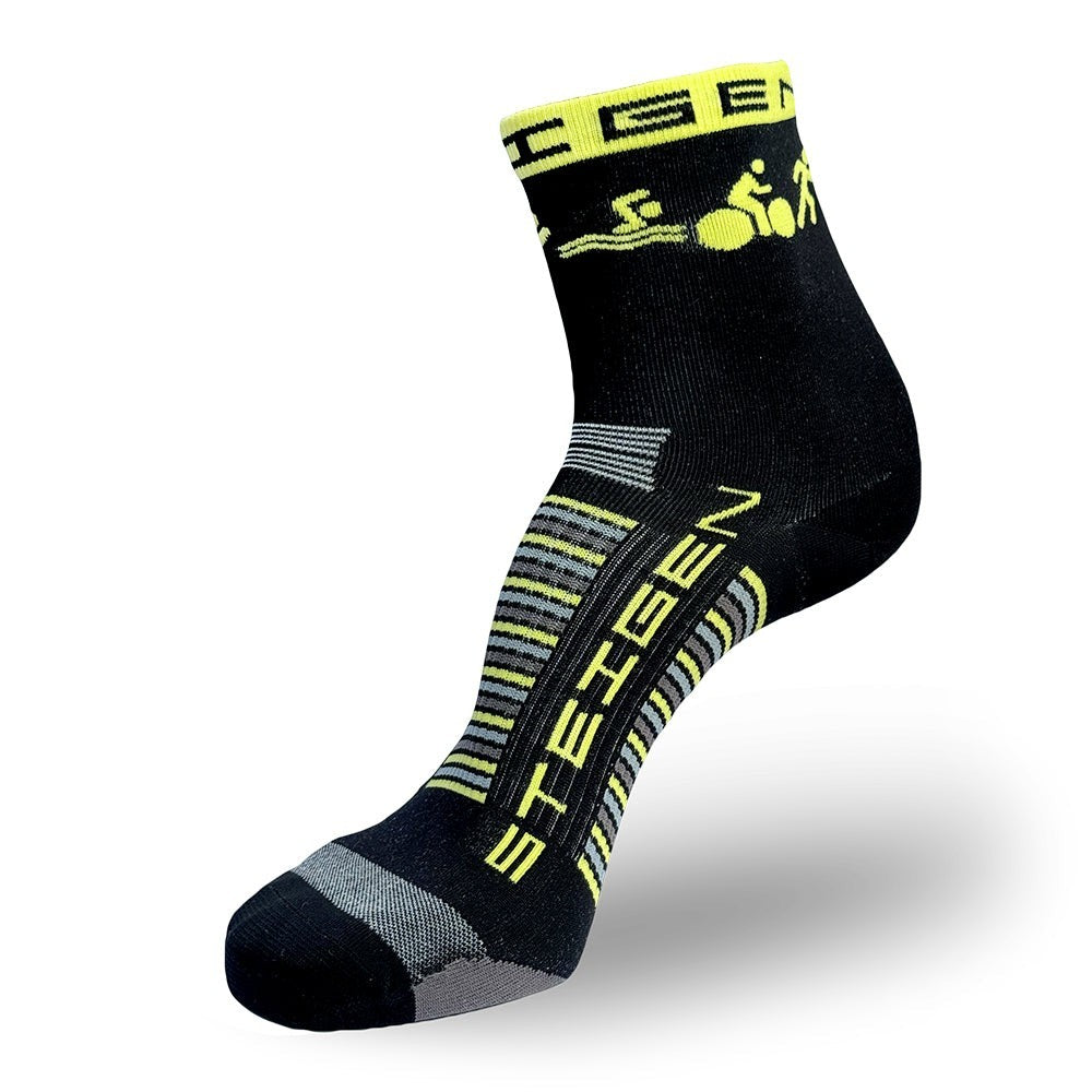 Meia esportiva Steigen cano curto preta com detalhes em amarelo e cinza, ideal para treino.