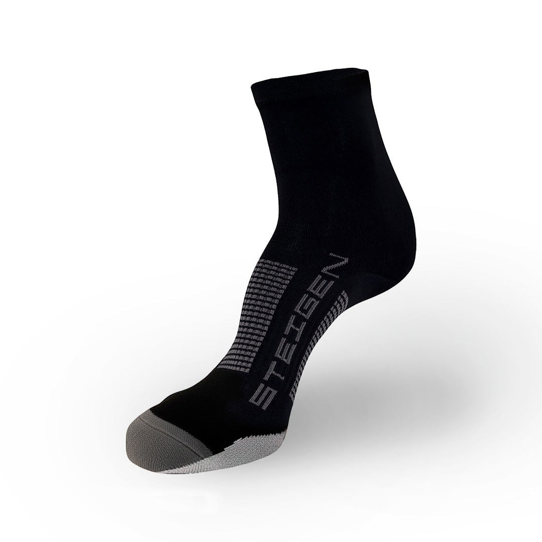 Meia para corrida SPORTBR Steigen cano médio preta com detalhes em cinza e logo da marca. Feita em nylon e lycra.