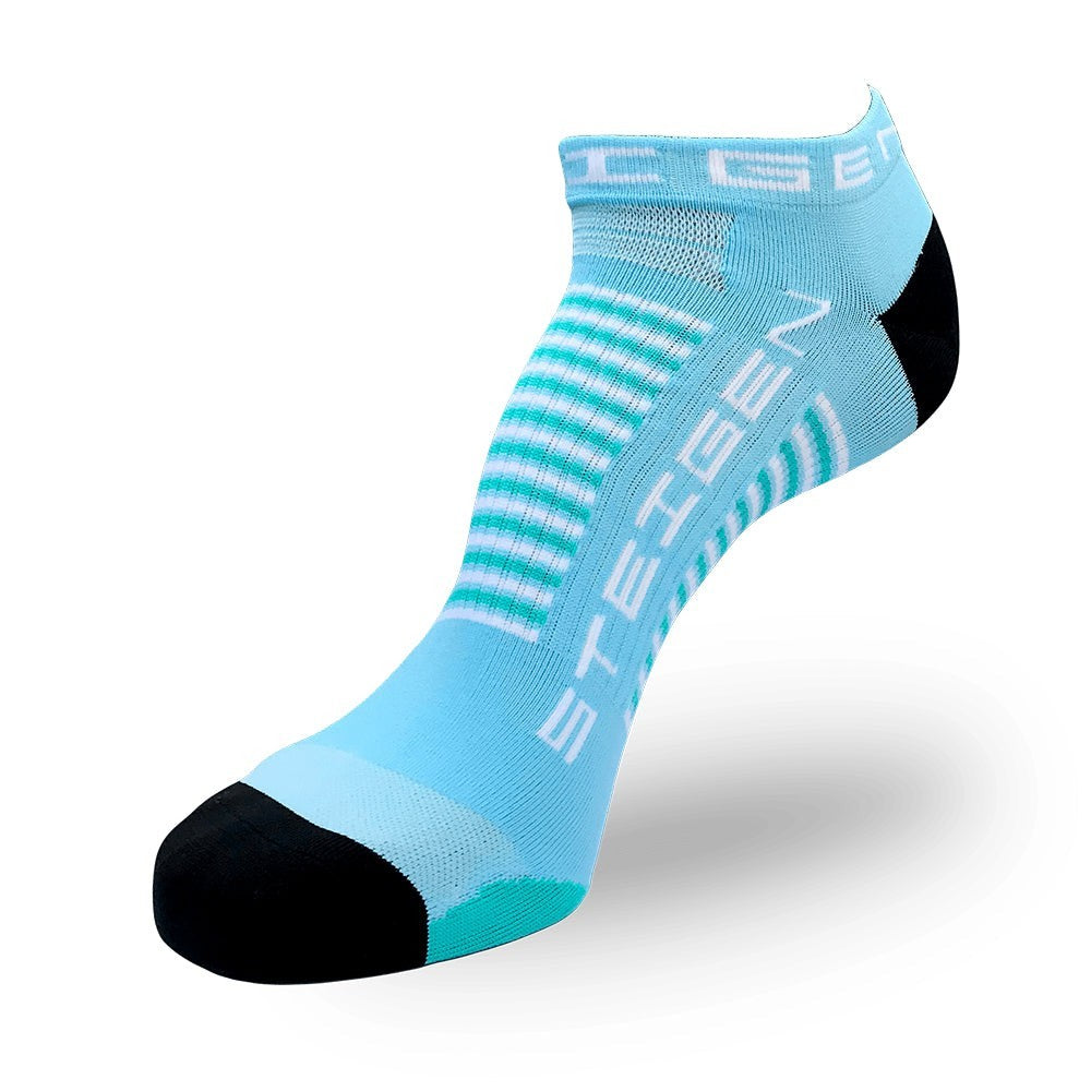 Meia Steigen sem cano azul bebê com detalhes em branco e preto, ideal para corrida e treino.