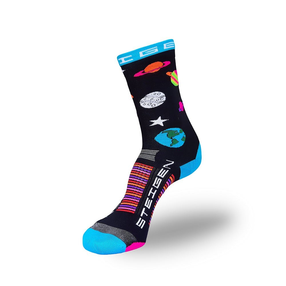 Meia cano alto SPORTBR Steigen Solar System preta com estampa de planetas, Terra e estrelas. Detalhes em azul e rosa.