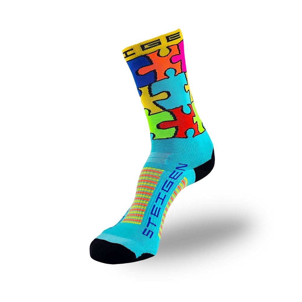 Meia cano alto Steigen Jigsaw em azul com estampa de peças de quebra-cabeça coloridas, feita de nylon e lycra.