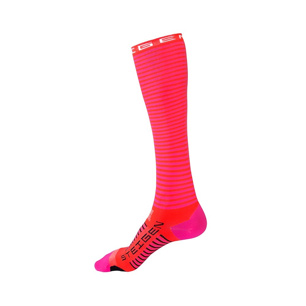 Meia Steigen cano inteiro rosa com listras finas em tom mais claro, feita de microfibra e lycra para esportes.