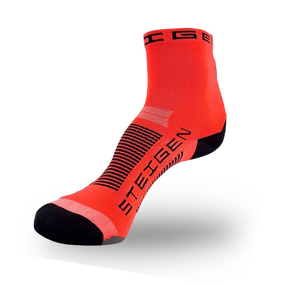 Meia Steigen cano médio Fluro Red, com logo Steigen em preto e detalhes em preto e cinza. Tecido respirável.