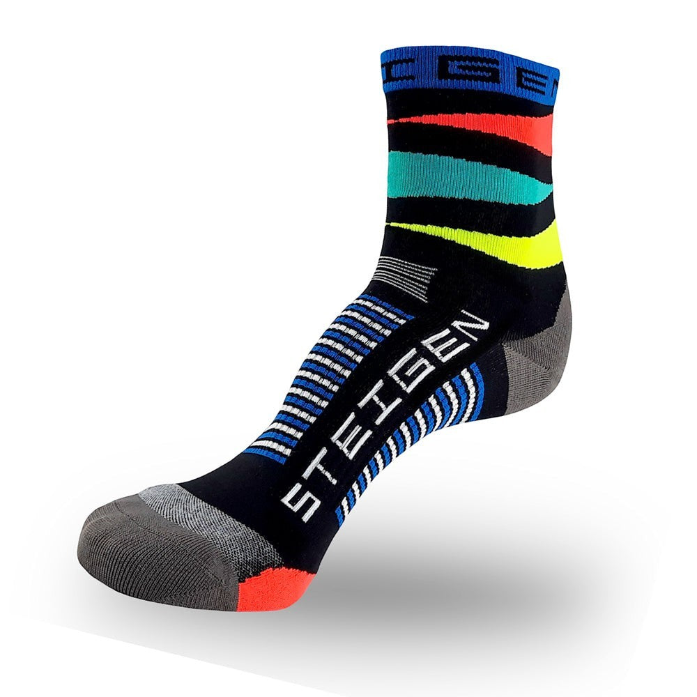 Meia esportiva Steigen cano médio com listras coloridas em preto, azul, verde, amarelo e vermelho. Tecnologia anti bolhas.