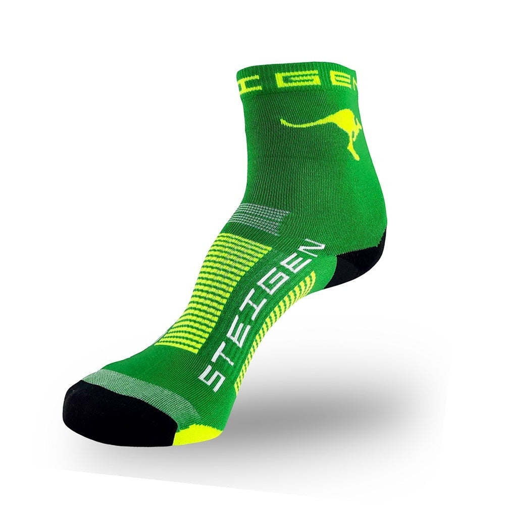 Meia Steigen cano médio verde com detalhes em amarelo e preto, logo do canguru e escrita "STEIGEN".