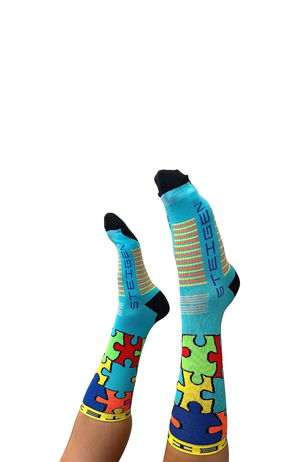 Meia de corrida SPORTBR Steigen cano alto modelo Jigsaw com estampa colorida de peças de quebra-cabeça e fundo azul.