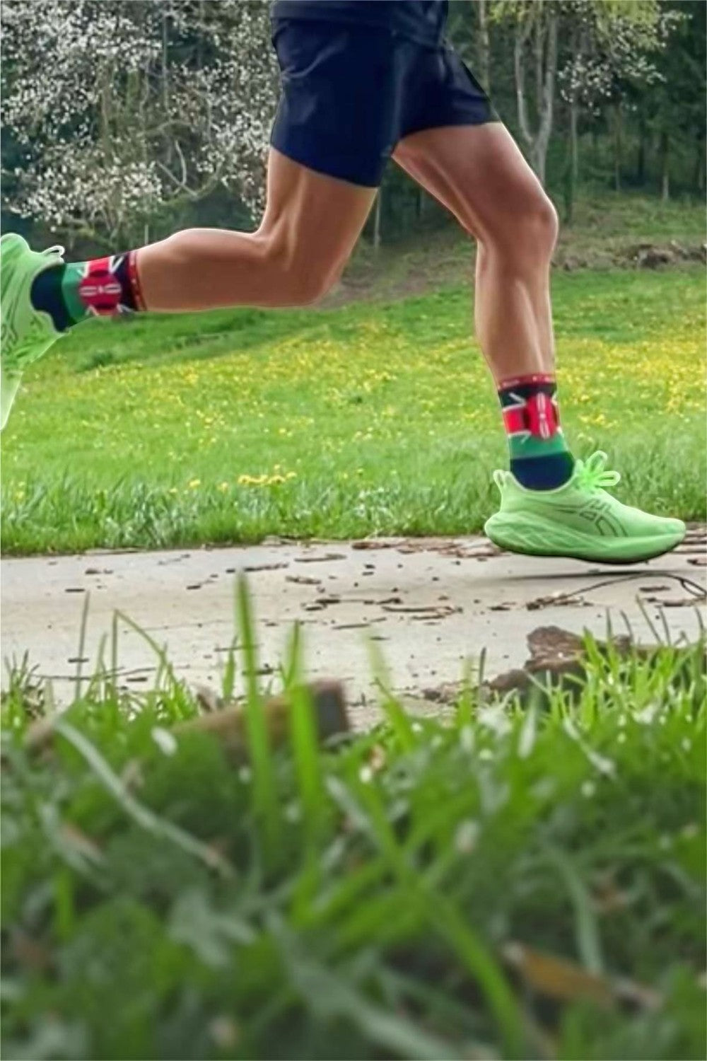 Corredor usando meia SPORTBR Steigen cano alto com estampa Kenya e tênis verde neon em trilha ao ar livre