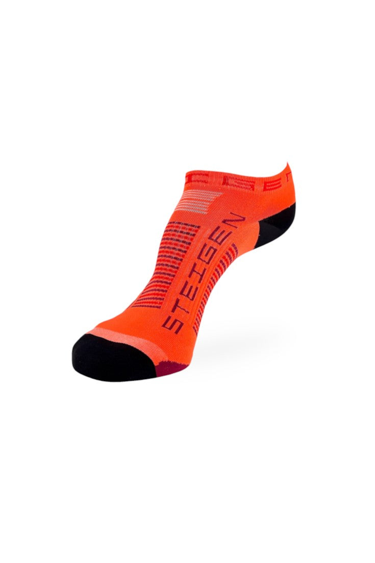 Meia de corrida SPORTBR Steigen sem cano na cor laranja com detalhes em preto, tecido técnico respirável e sem costura.