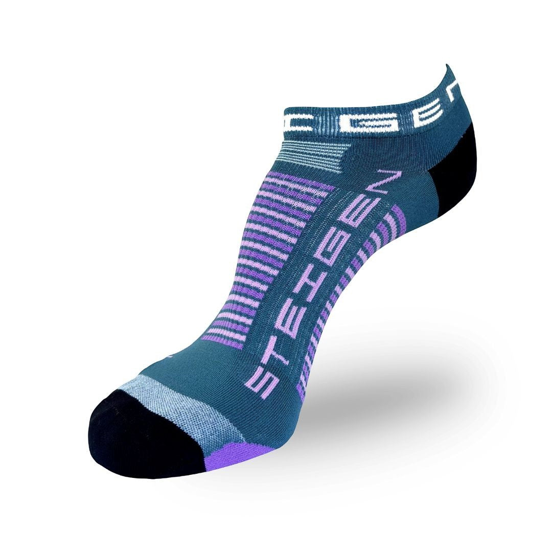 Meia Steigen sem cano em teal com detalhes em roxo e listras. Ideal para corrida e treino.