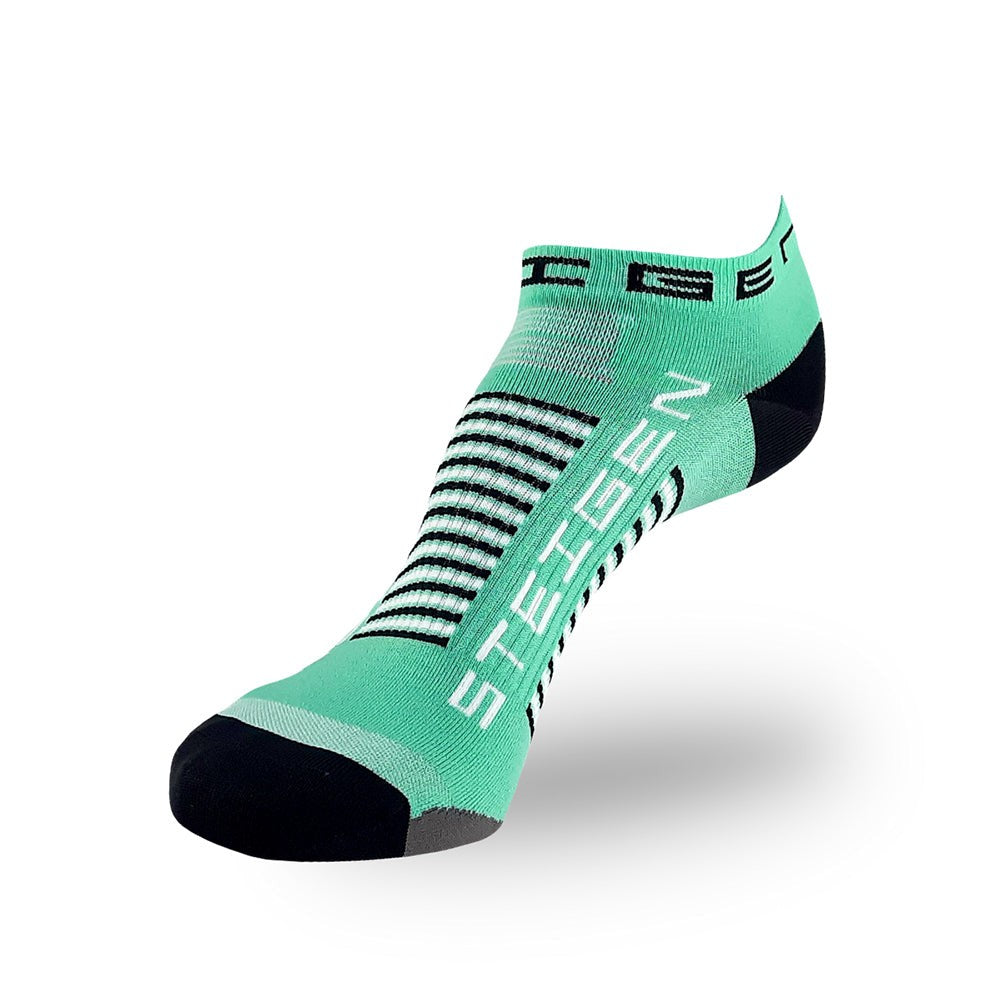 Meia Steigen sem cano verde menta com listras pretas e brancas e logo da marca. Ideal para corrida.
