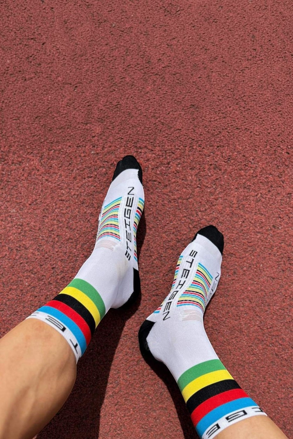 Meia de corrida SPORTBR Steigen cano alto branca com detalhes coloridos e estampa World Champs em pista de atletismo