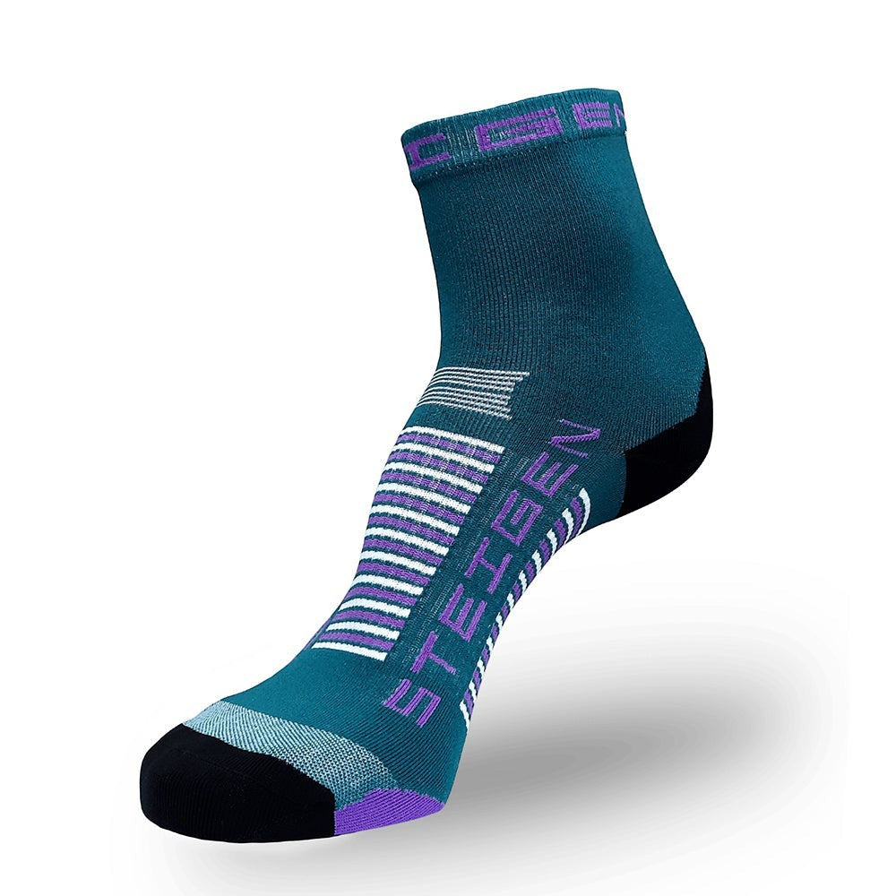 Meia cano médio Steigen Emerald em tecido leve com detalhes em roxo e branco, ideal para corrida.