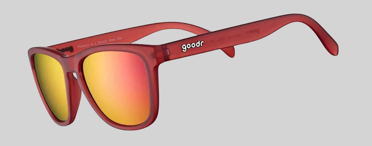 Óculos de sol Goodr Phoenix at a Bloody Mary Bar vermelhos com lentes espelhadas polarizadas rosa e dourado.