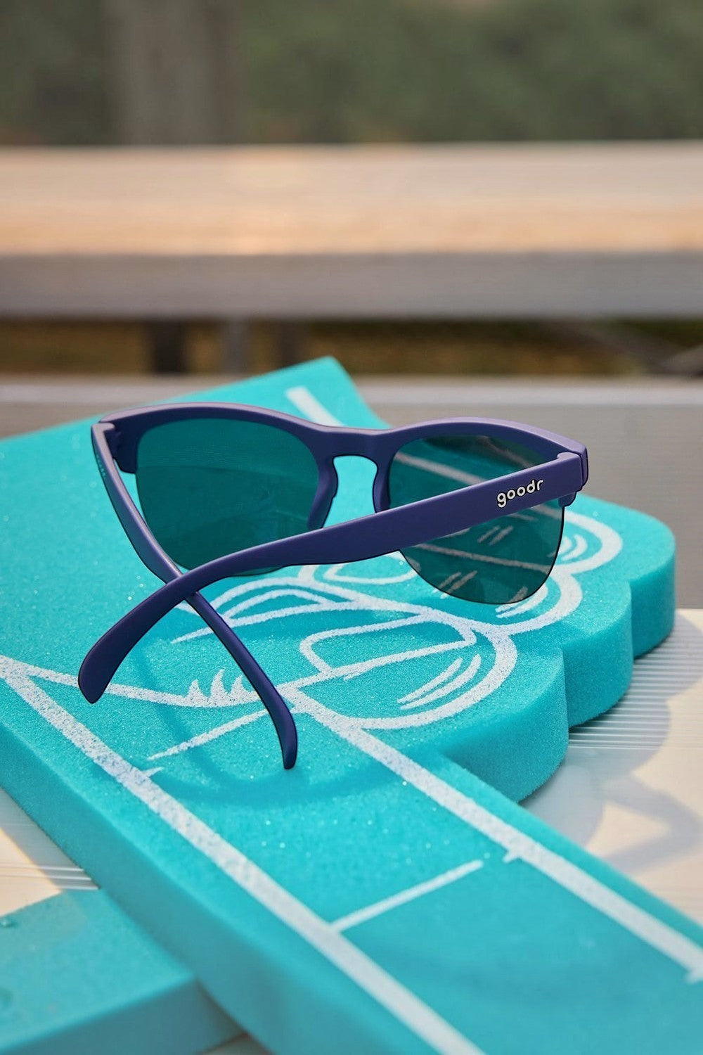 Óculos de sol SPORTBR Goodr Avant G Full Sail Frenzy azul-marinho com lentes cinza espelhadas sobre base esportiva