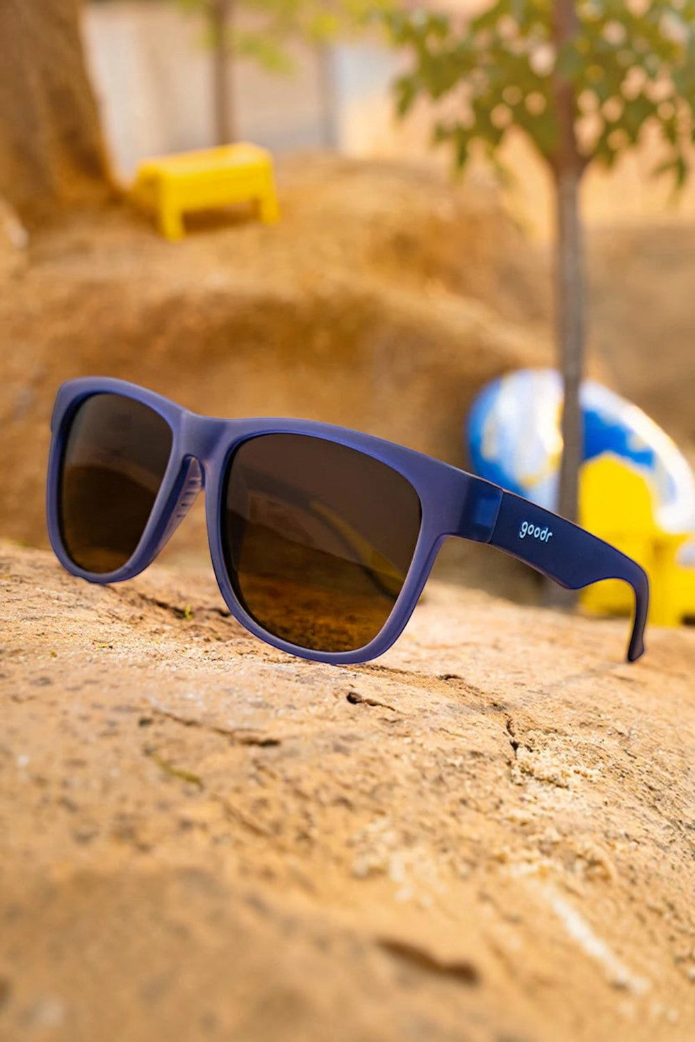 Óculos de sol SPORTBR Goodr Electric Beluga Boogaloo com armação azul e lentes polarizadas amarelas para corrida.