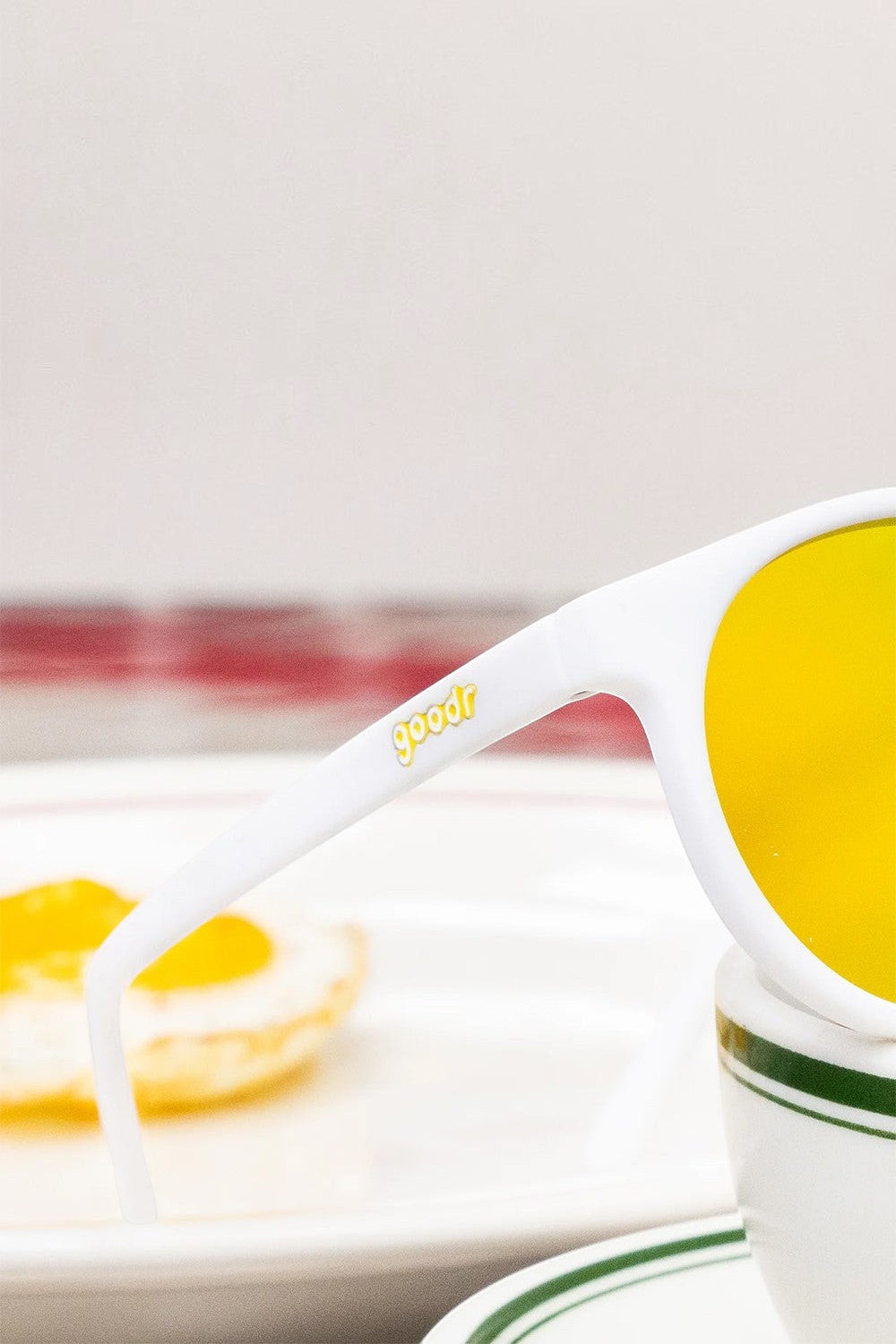 Óculos de sol SPORTBR Goodr Yolk's on You com armação branca e lente amarela espelhada para corrida.