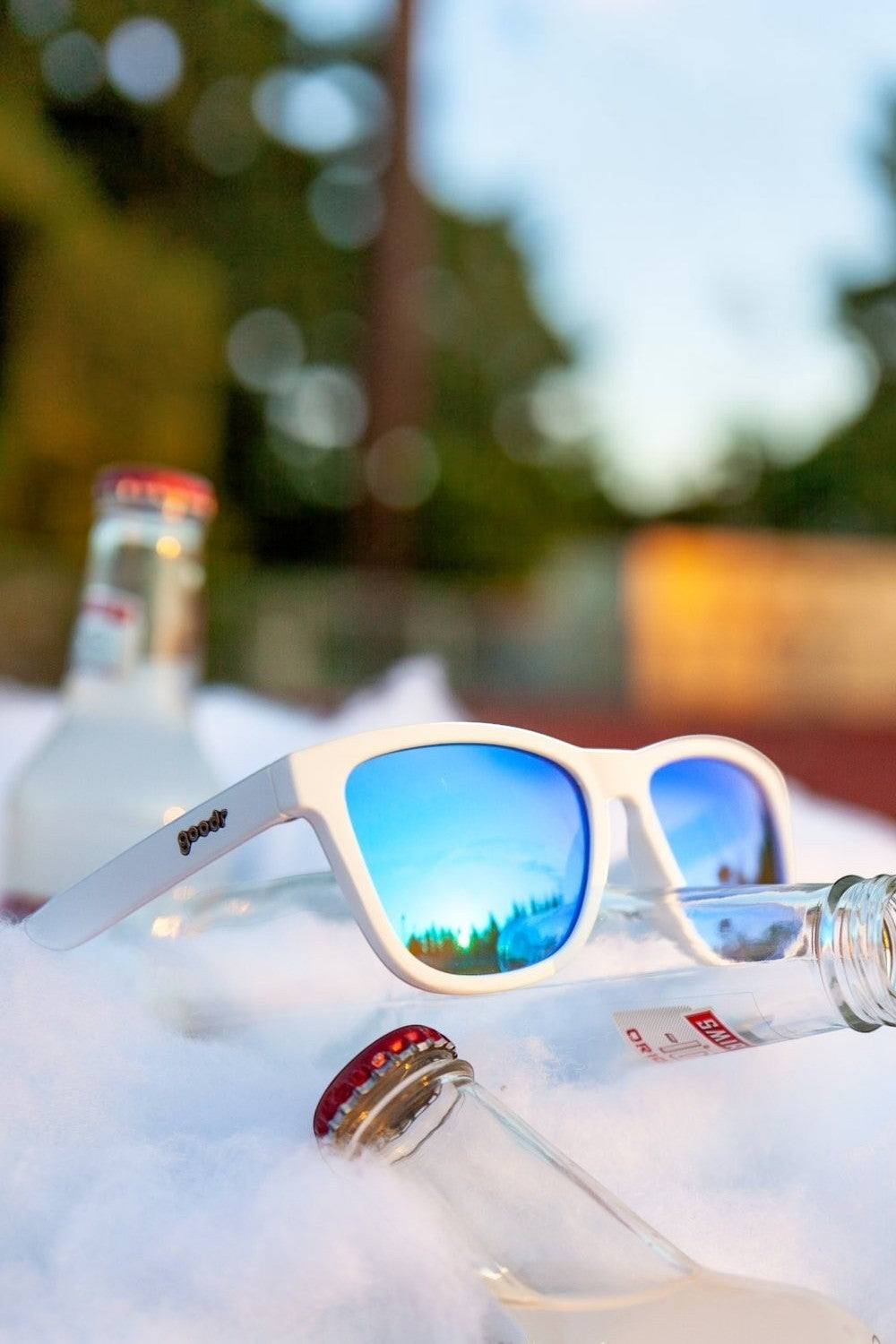Óculos de sol SPORTBR Goodr Iced By Yetis com armação branca e lentes espelhadas azuis polarizadas para corrida.